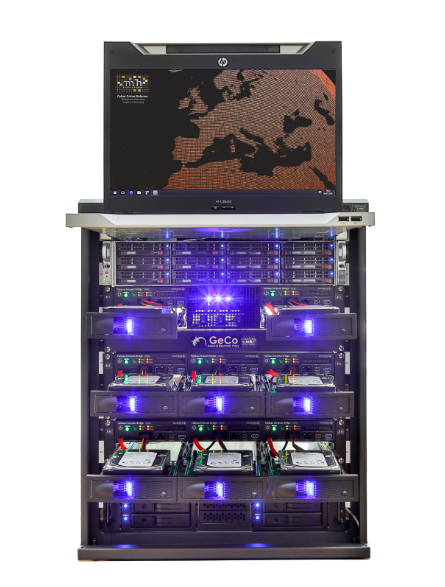 Server-Rack von MH Service mit GeCo-Station und einem HP-Laptop, der eine Weltkarte anzeigt, beleuchtet durch blaue LEDs