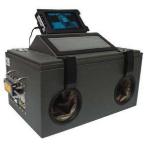 Tragbares schwarzes Gerät mit Touchscreen-Display, zwei Handschuhanschlüssen und verschiedenen Bedienelementen.