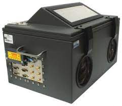 Tragbares schwarzes Gerät mit Touchscreen-Display, zwei Handschuhanschlüssen und verschiedenen Bedienelementen.