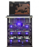 Server-Rack von MH Service mit GeCo-Station und einem HP-Laptop, der eine Weltkarte anzeigt, beleuchtet durch blaue LEDs